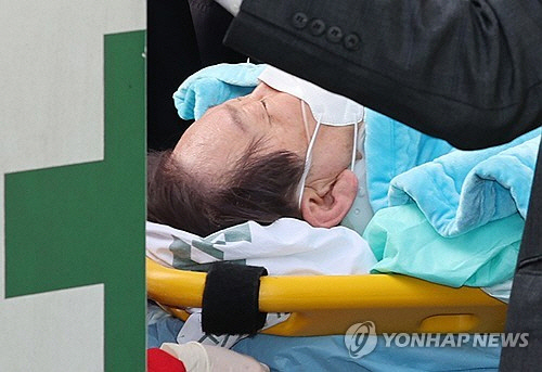 부산 방문 일정 중 흉기에 피습된 더불어민주당 이재명 대표가 2일 서울 종로구 서울대병원으로 이송되고 있다. [연합뉴스]